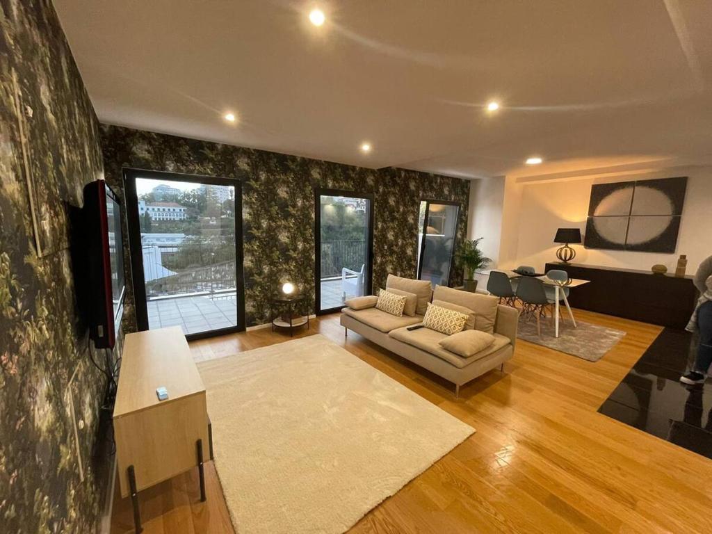 Carreira Residence — bedroom with city and mountain views
