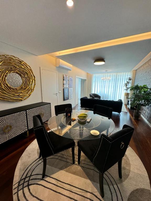 Funchal Next Corner Plaza — master bedroom with city views