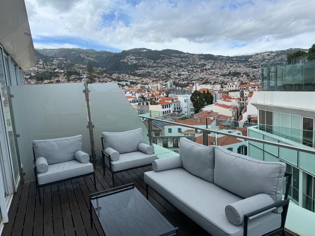 Funchal Next Corner Plaza — terrace with panoramic city view at night