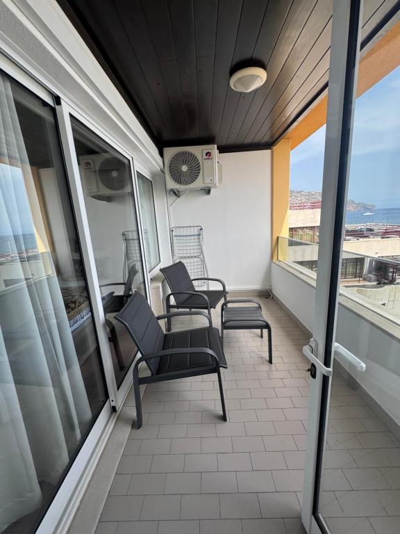 Infante Home Harbour — bright living area with harbour views