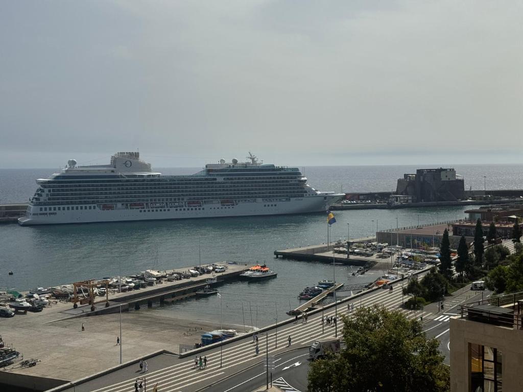 Infante Home Harbour View — sea and harbour views from balcony, Funchal centre