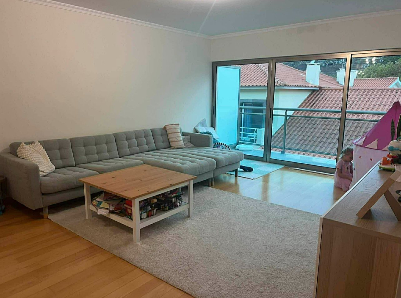 Bright spacious living room with balcony access — Machico apartment Madeira