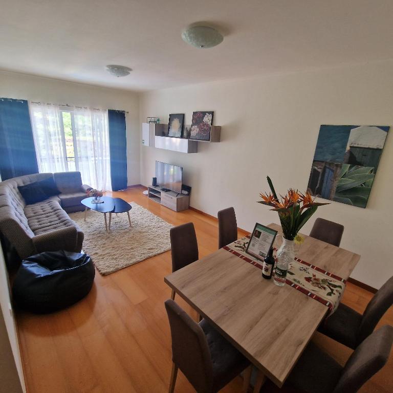 Ina's Garden living room with TV and dining area